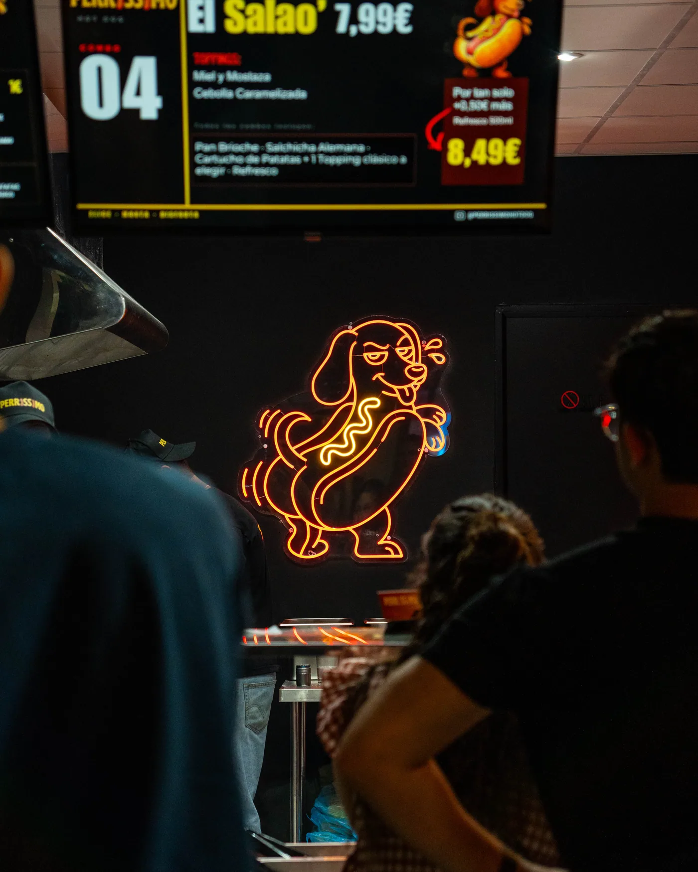 Interior de PERRISSIMO con el neón de su mascota